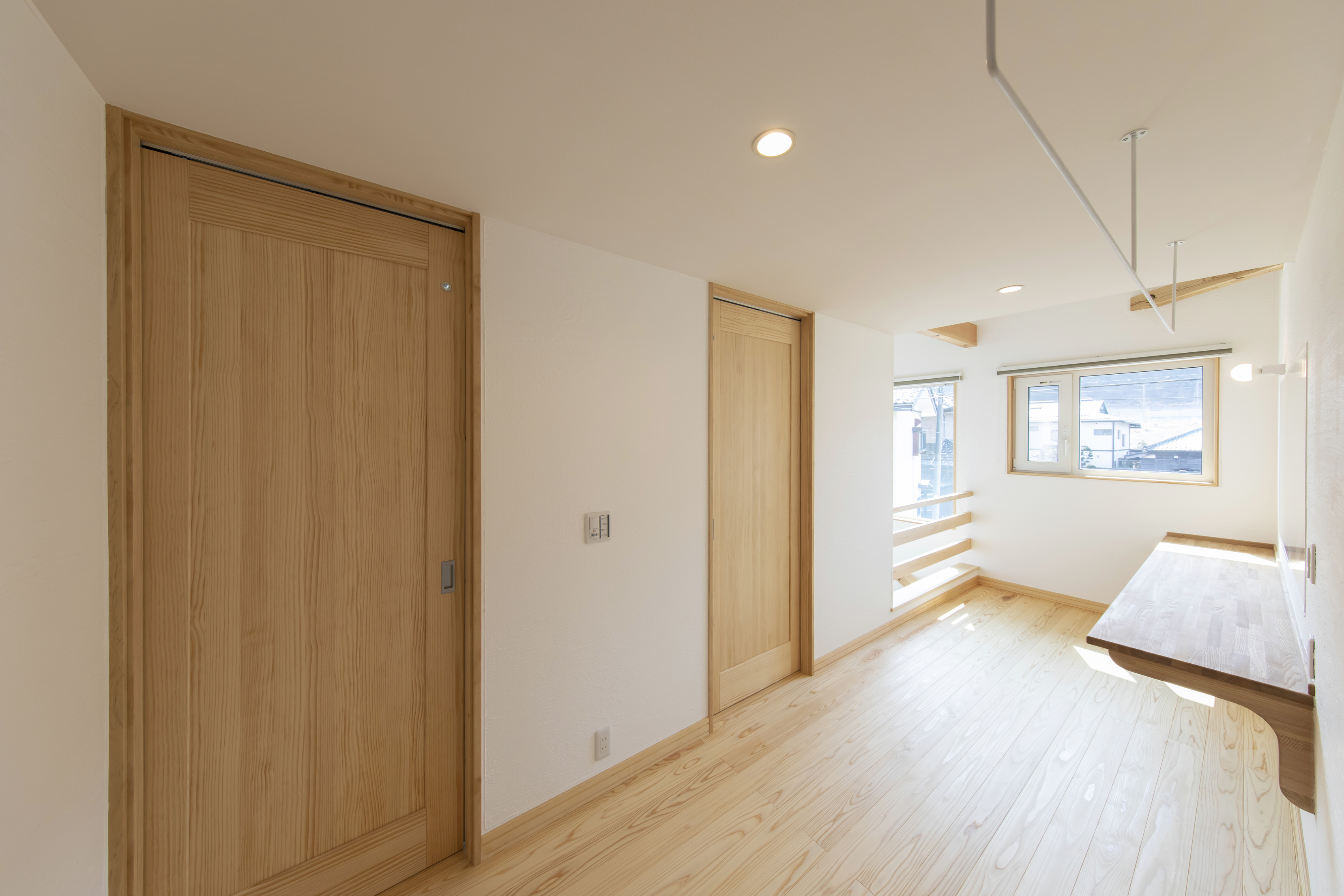 天窓から光が降り注ぐ、家族のための住まい - photo 4