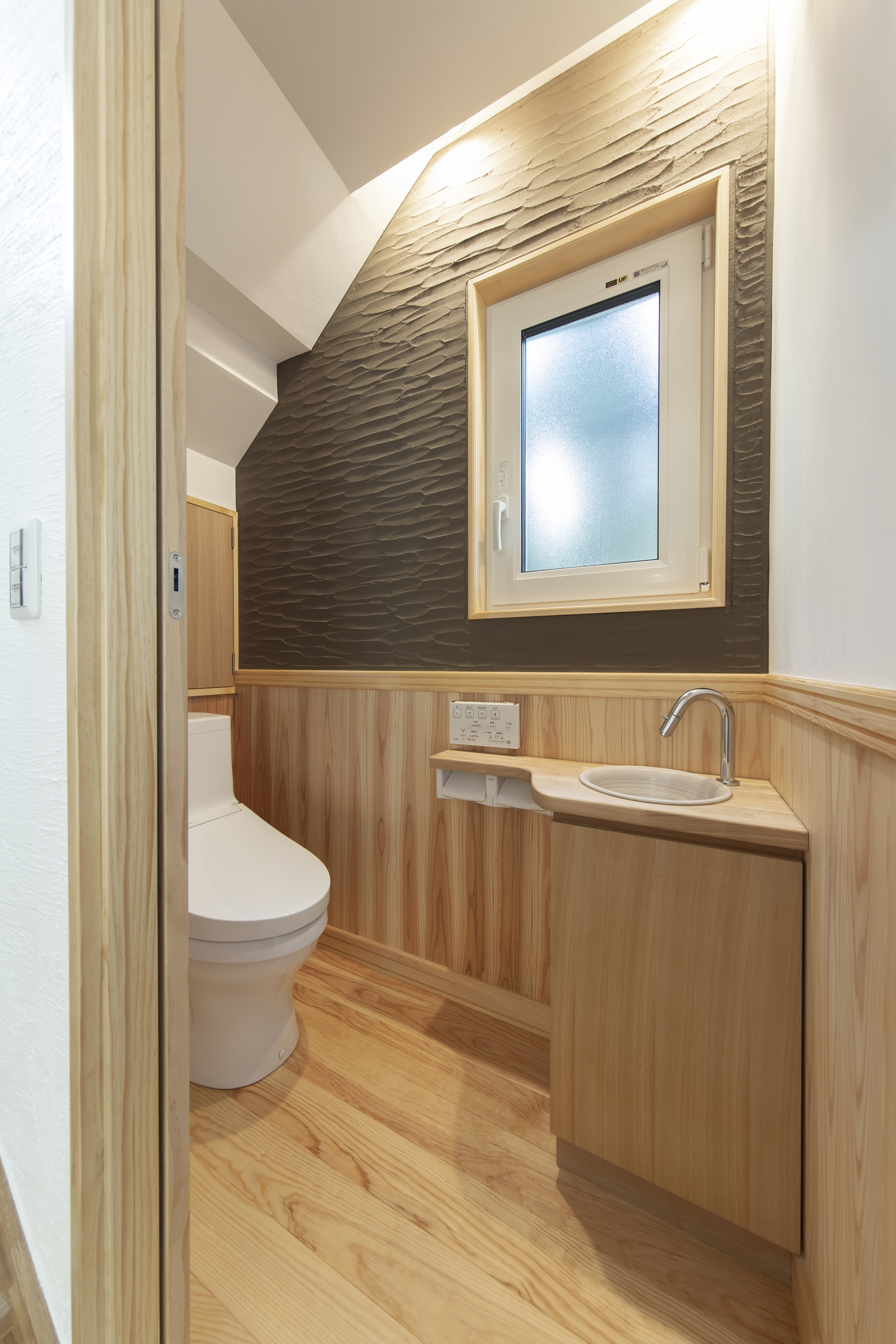 天窓から光が降り注ぐ、家族のための住まい - photo 7