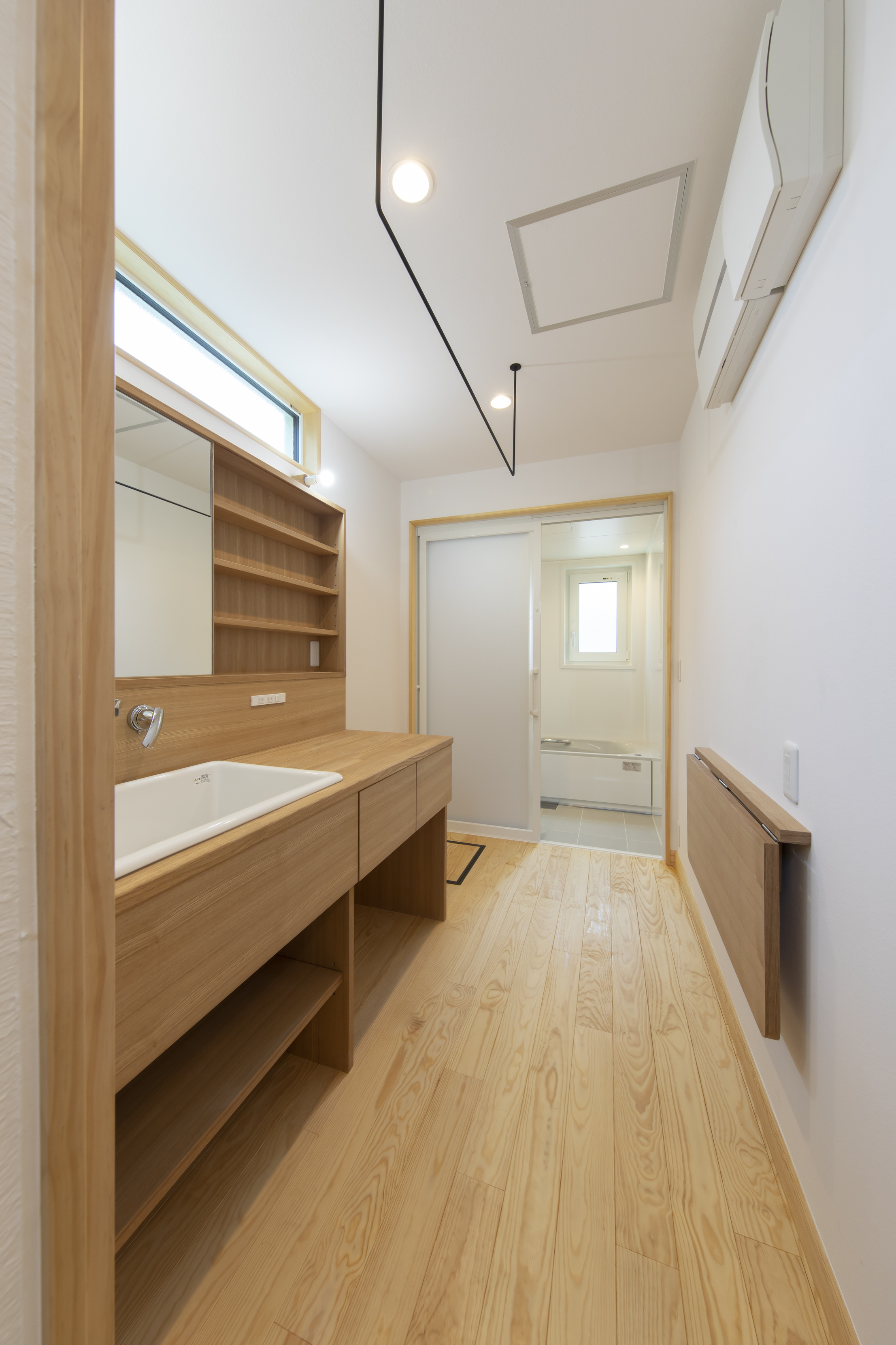 天窓から光が降り注ぐ、家族のための住まい - photo 8