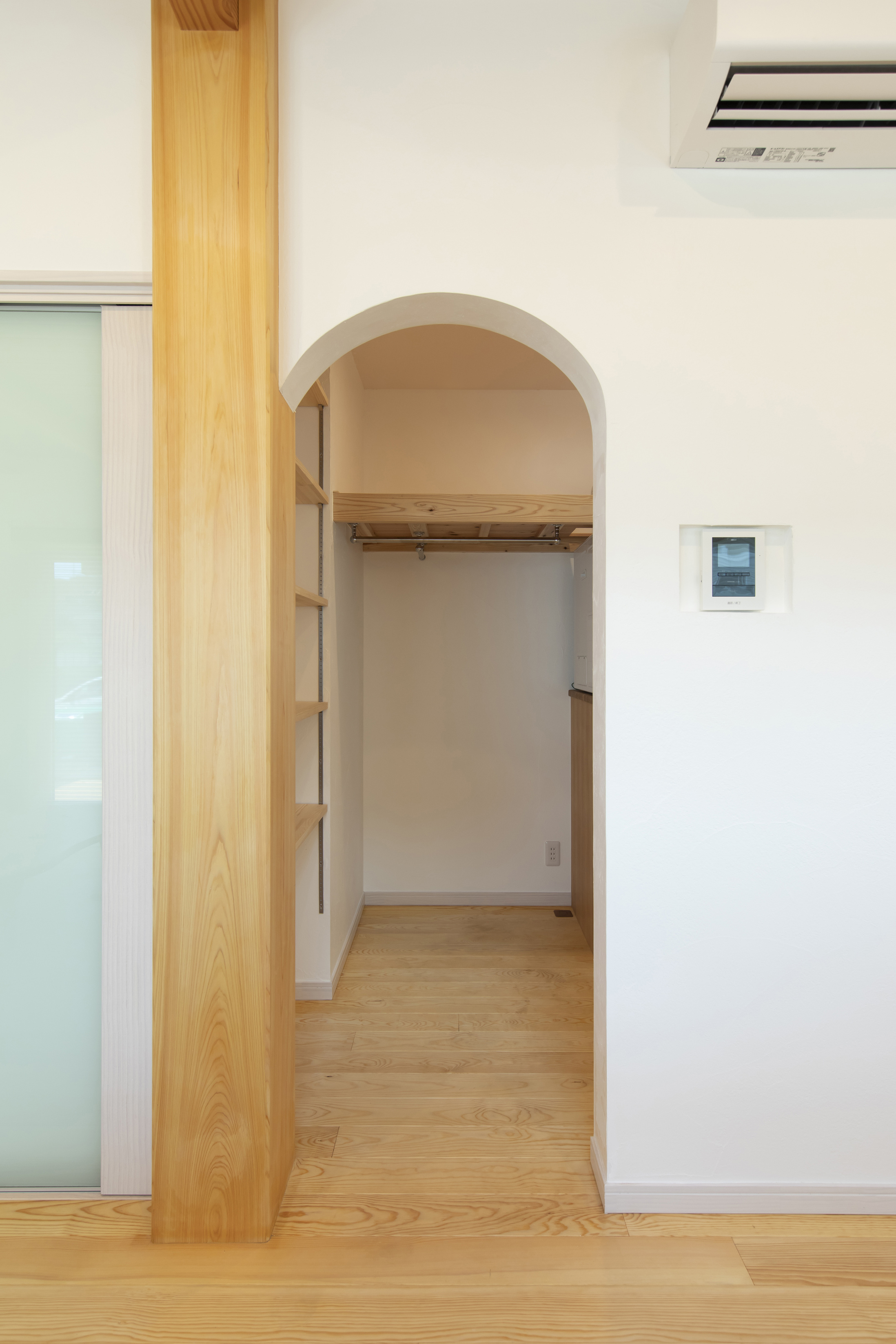 浮遊階段と天窓が生む光と影が織りなす空間の家 - photo 5