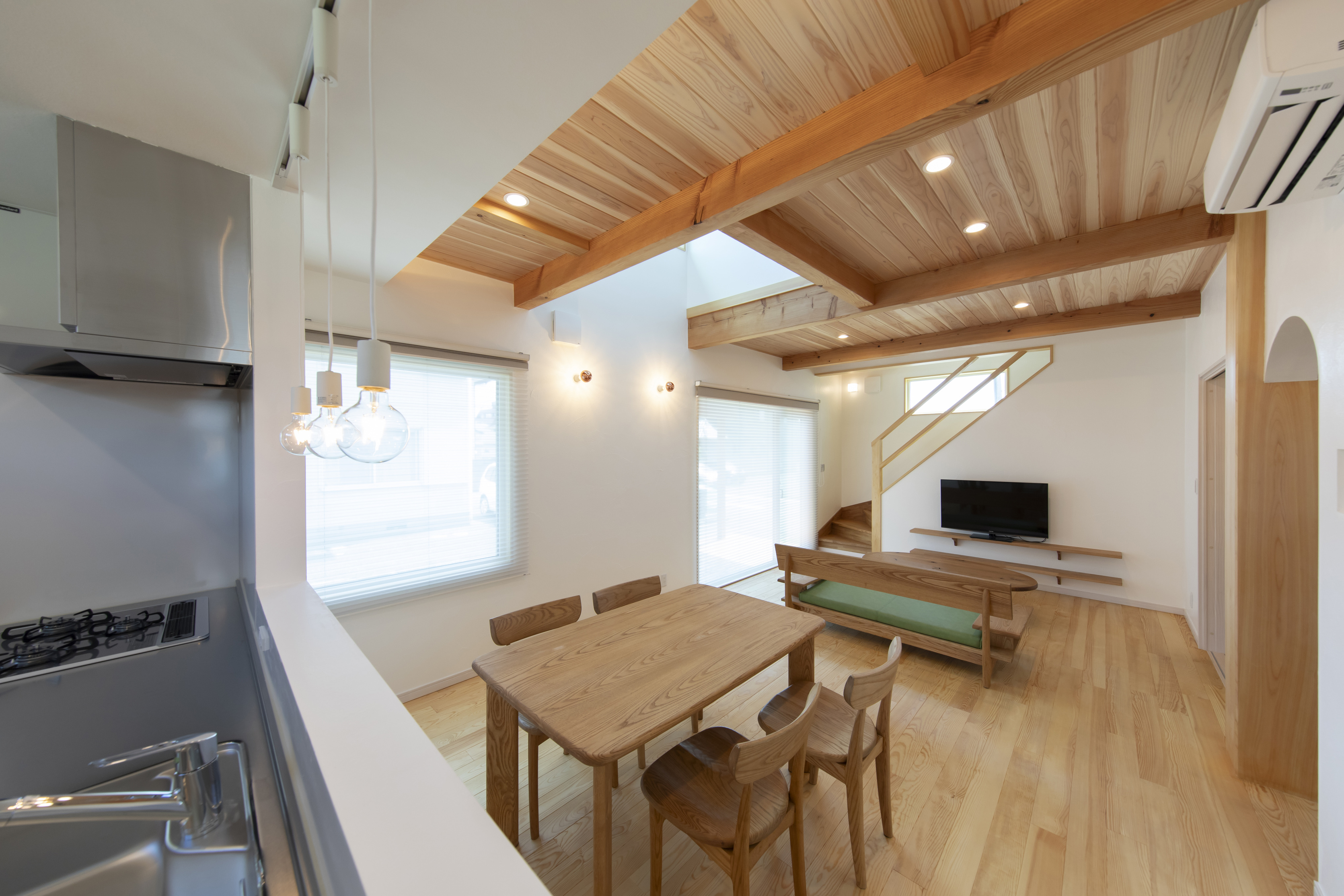 浮遊階段と天窓が生む光と影が織りなす空間の家 - photo 7