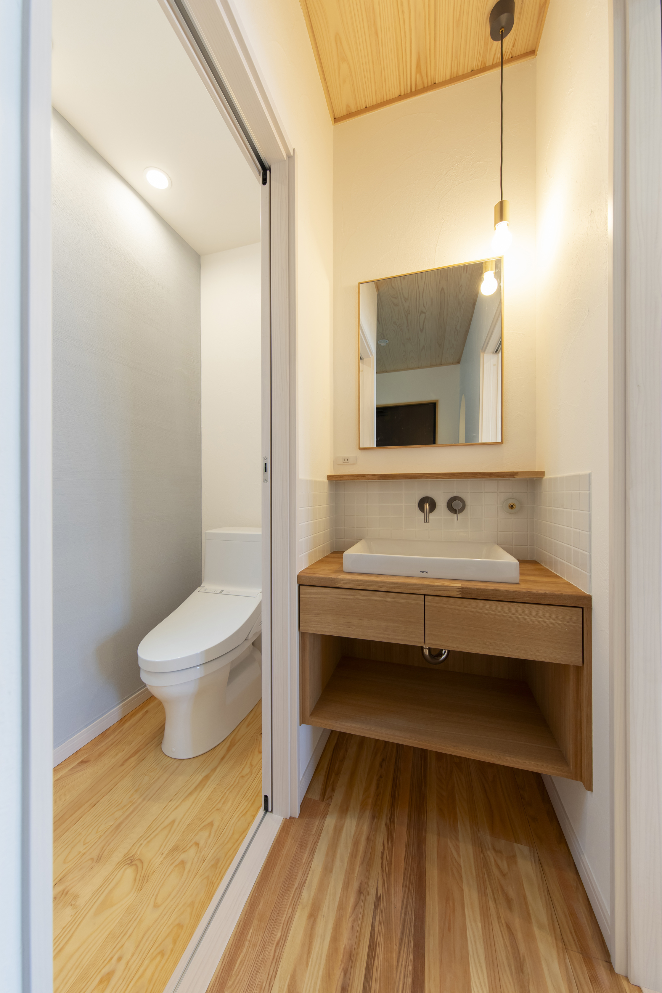 浮遊階段と天窓が生む光と影が織りなす空間の家 - photo 9