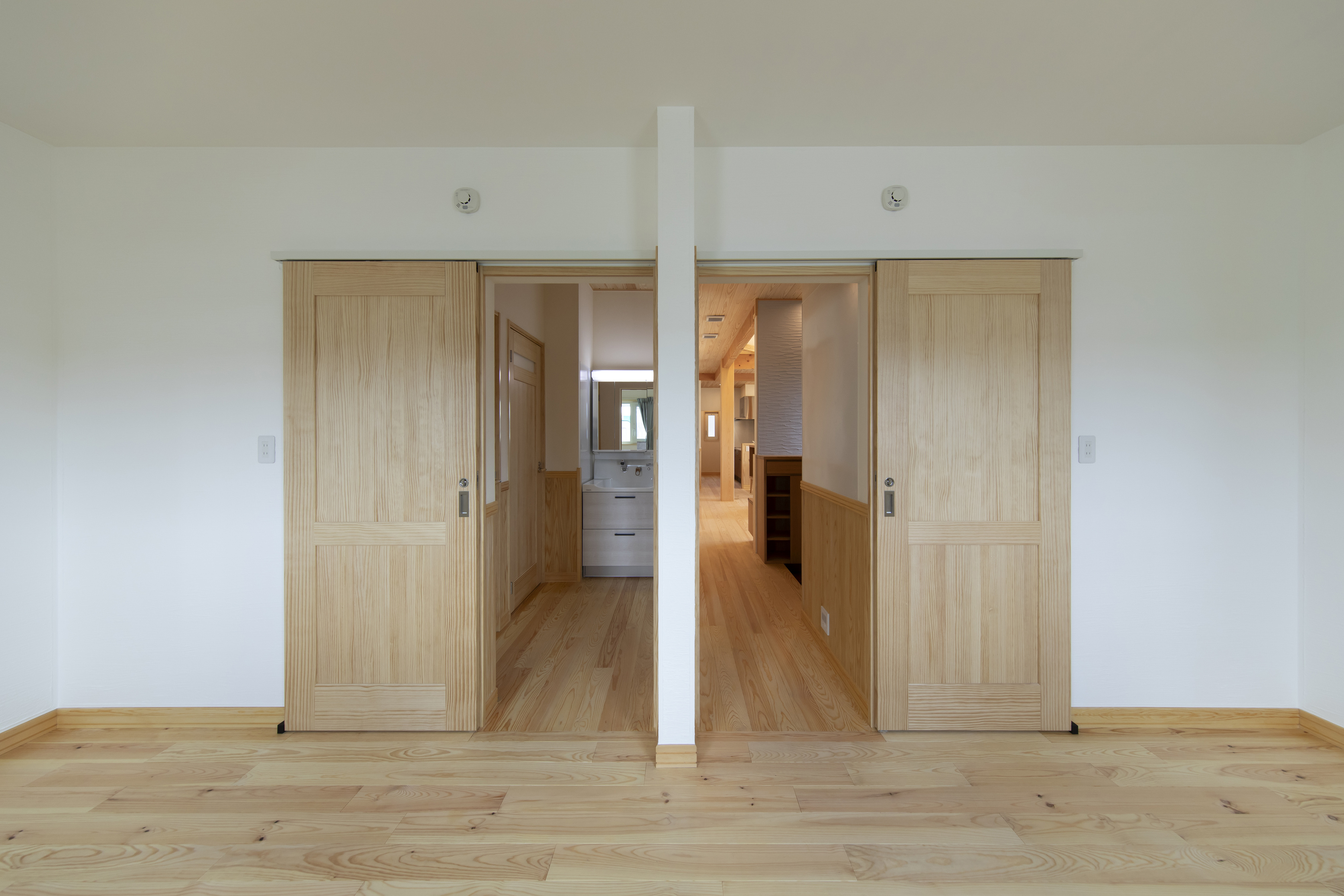 自然素材で統一された機能と美しさを両立する住まい - photo 2