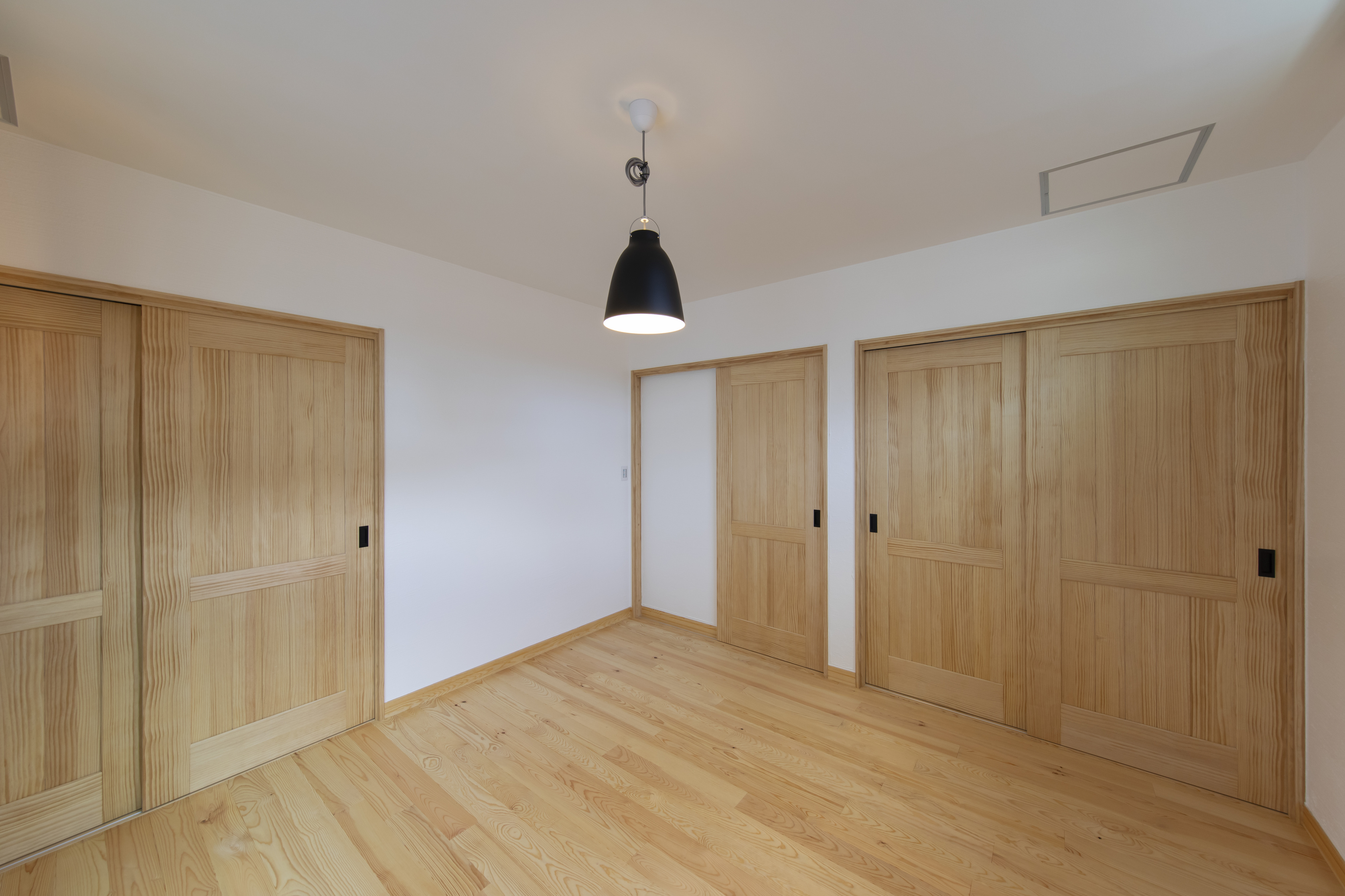 和モダンの要素と自然素材が融合する、多様な空間を備えた家 - photo 2