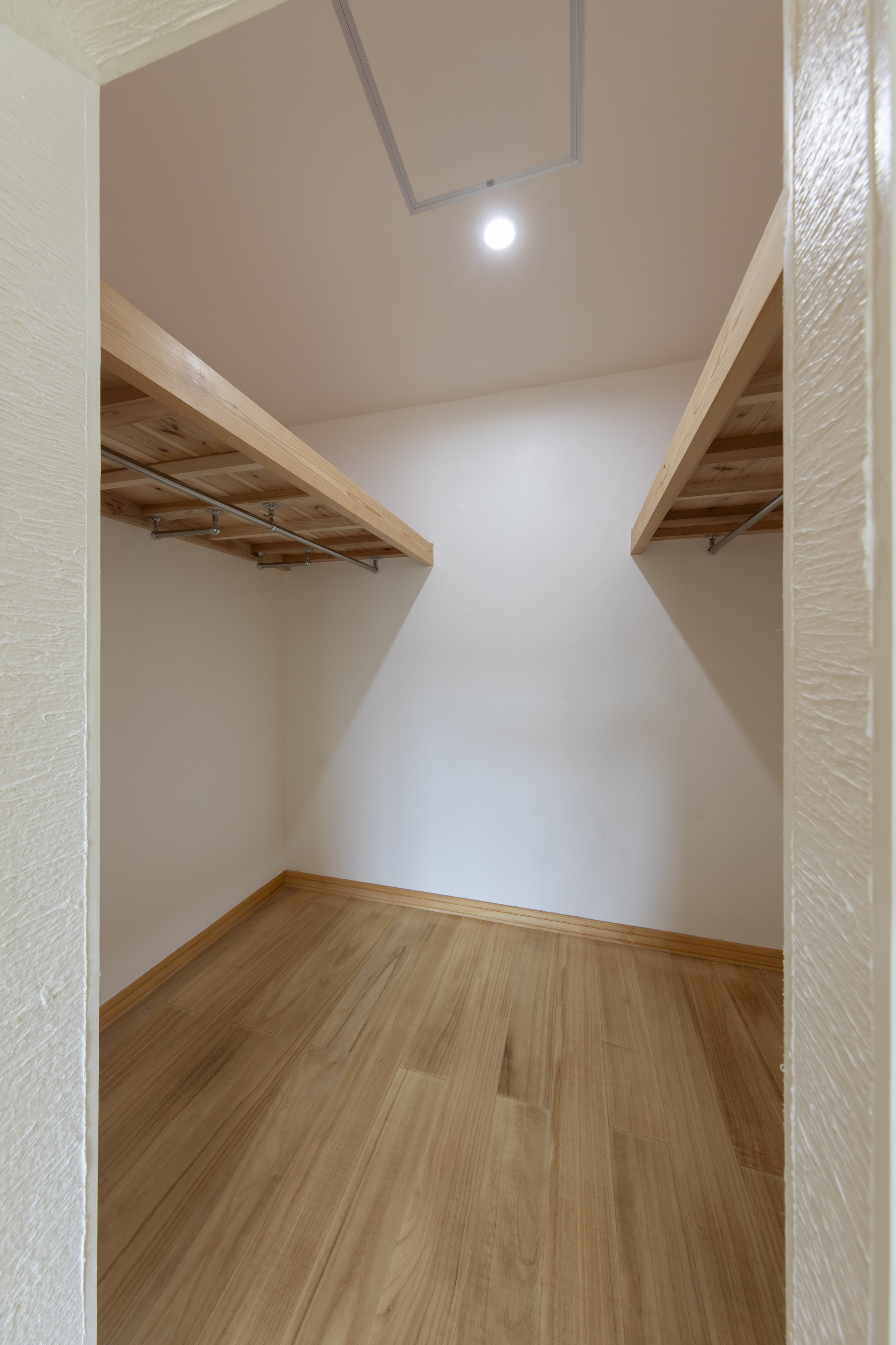 和モダンの要素と自然素材が融合する、多様な空間を備えた家 - photo 4