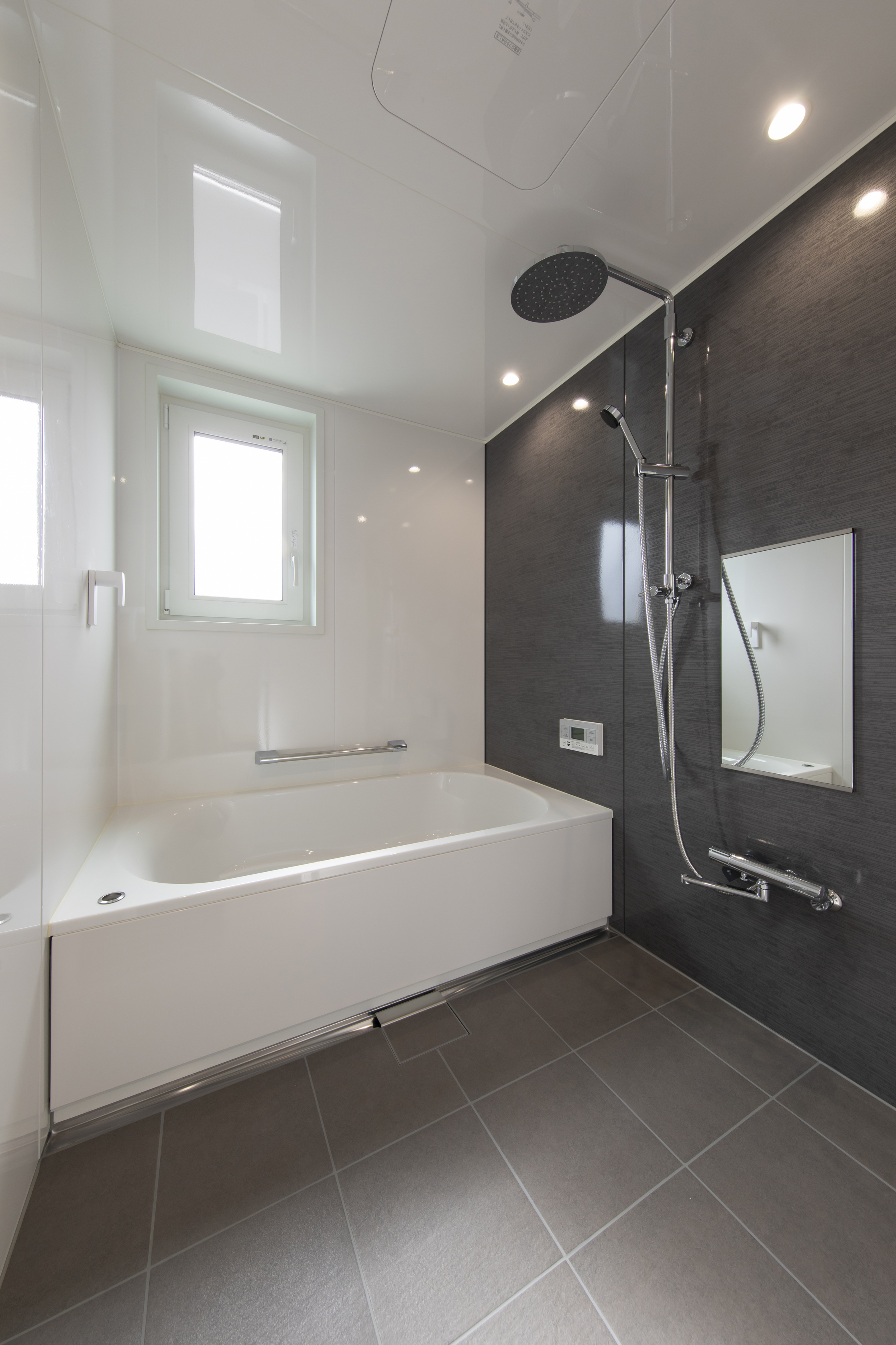 和モダンの要素と自然素材が融合する、多様な空間を備えた家 - photo 6