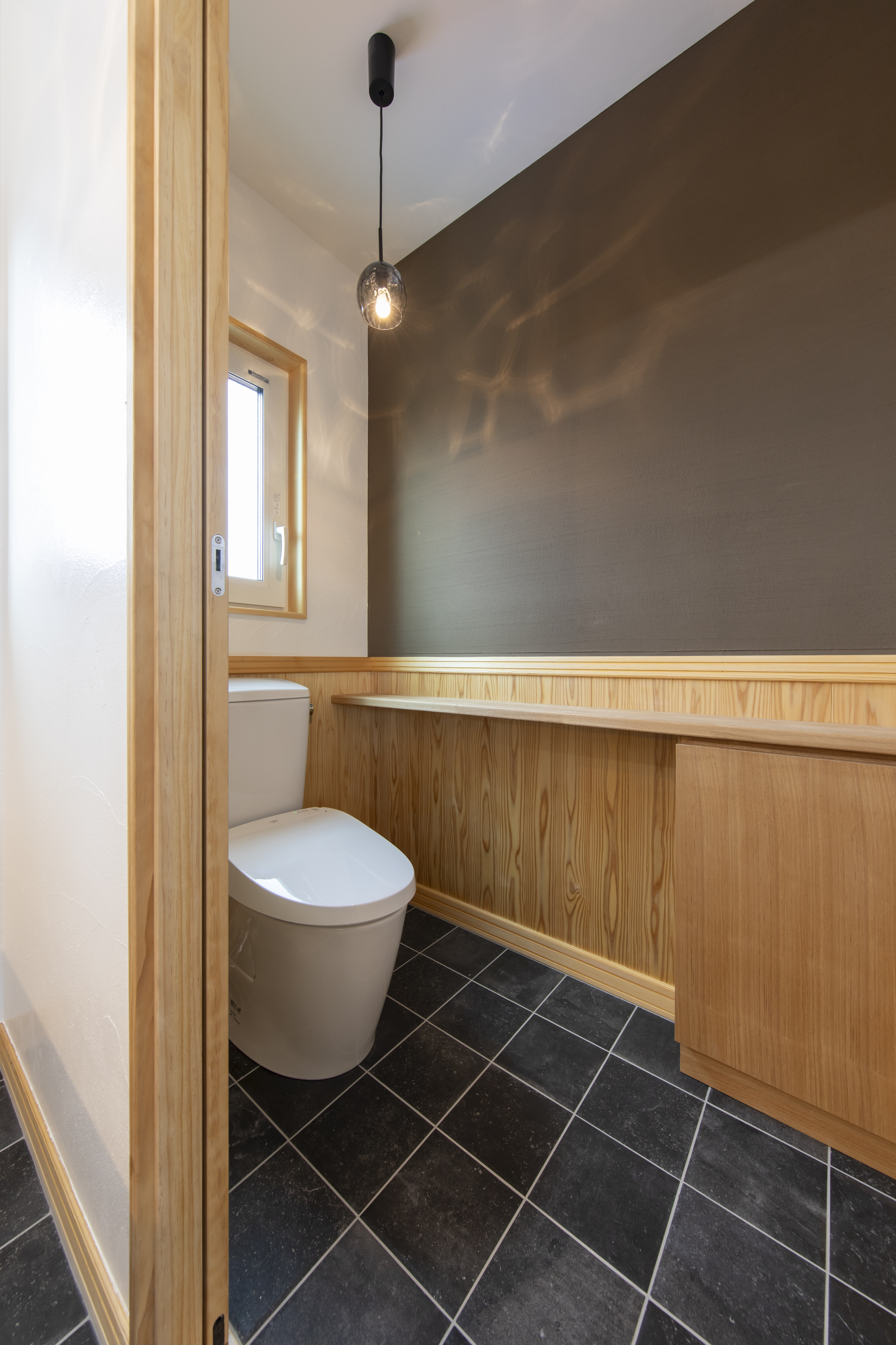 和モダンの要素と自然素材が融合する、多様な空間を備えた家 - photo 7