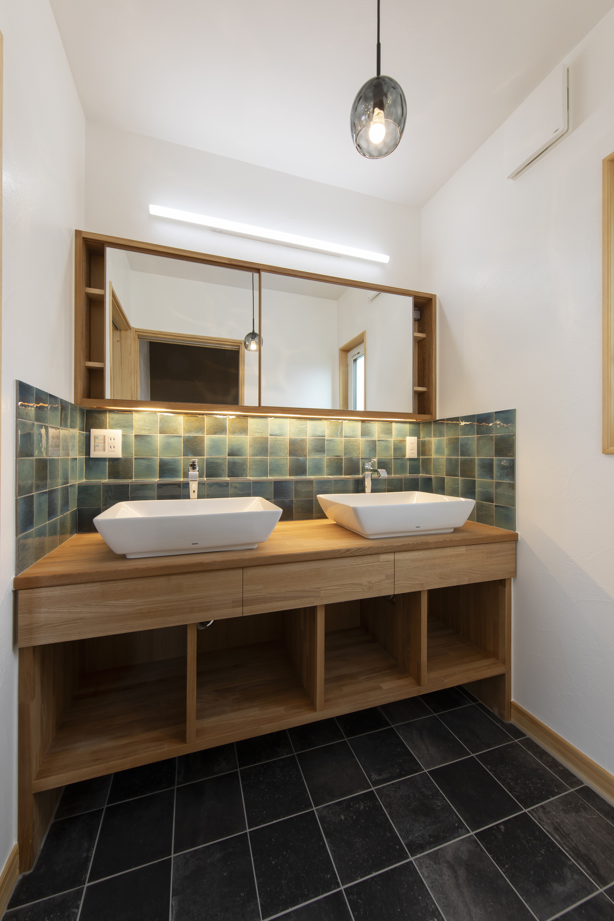 和モダンの要素と自然素材が融合する、多様な空間を備えた家 - photo 8