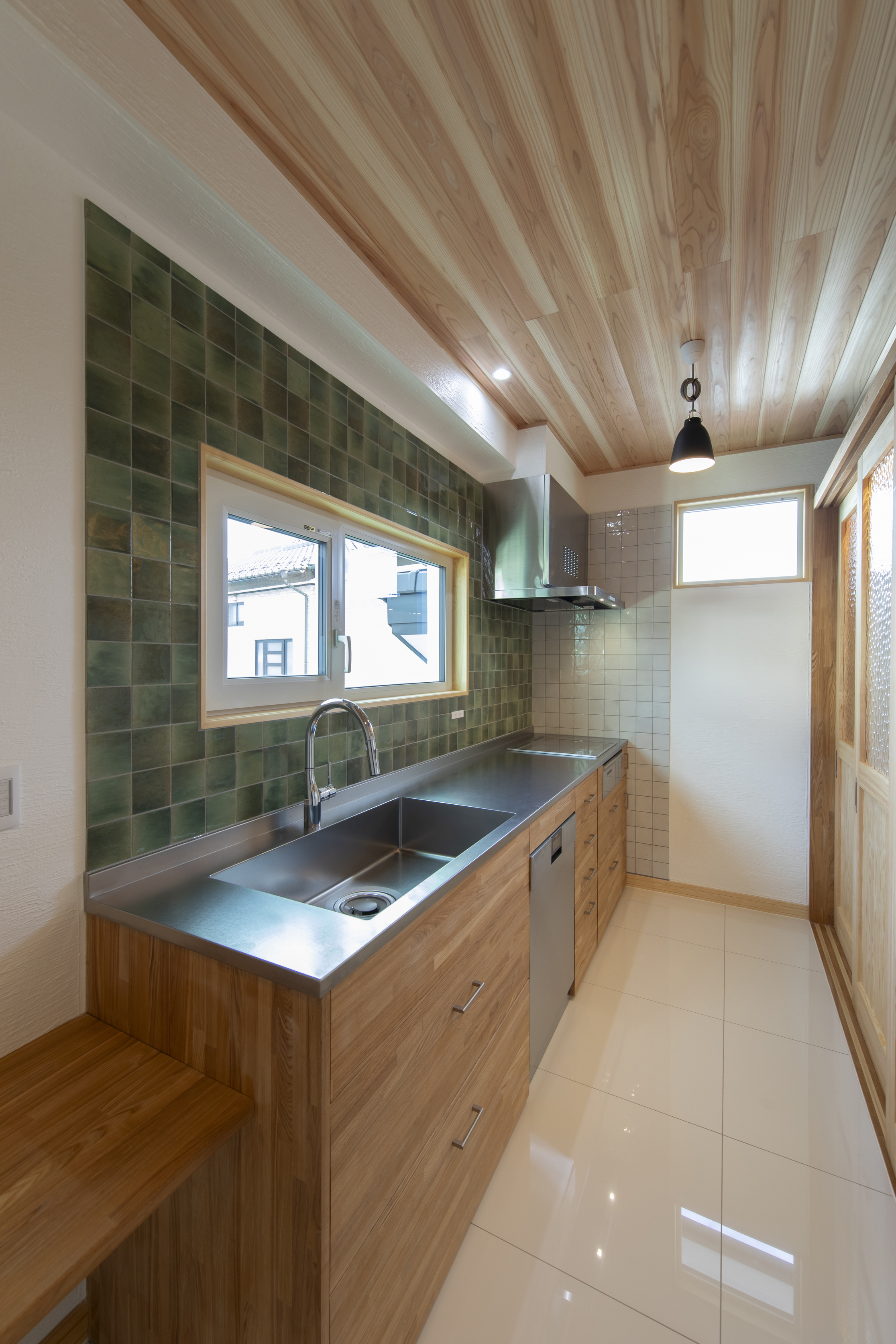 和モダンの要素と自然素材が融合する、多様な空間を備えた家 - photo 9