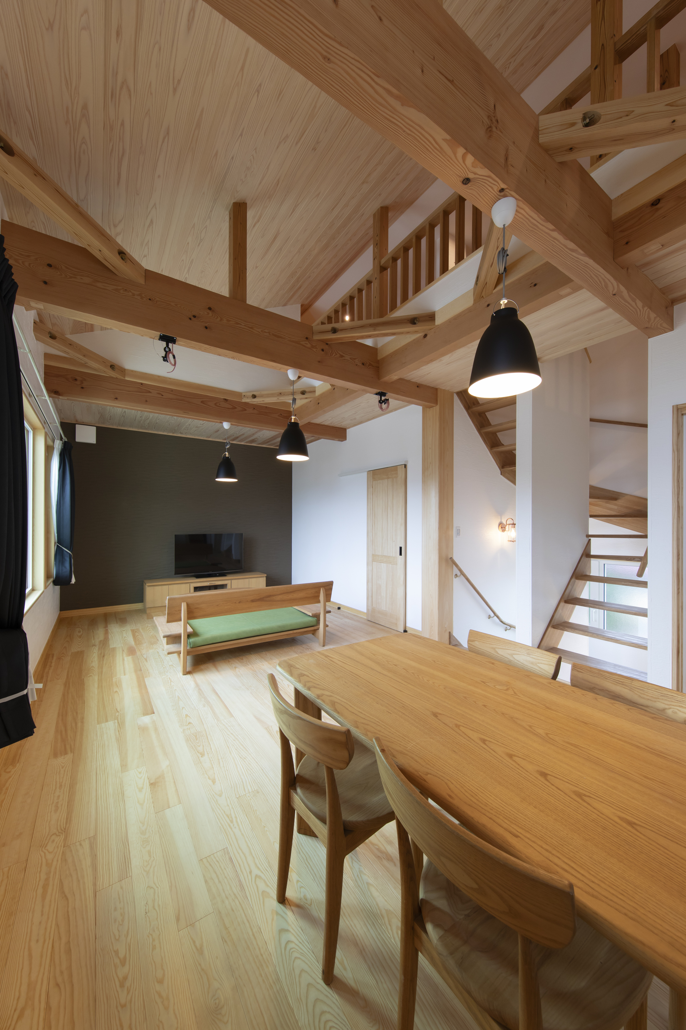 和モダンの要素と自然素材が融合する、多様な空間を備えた家 - photo 10