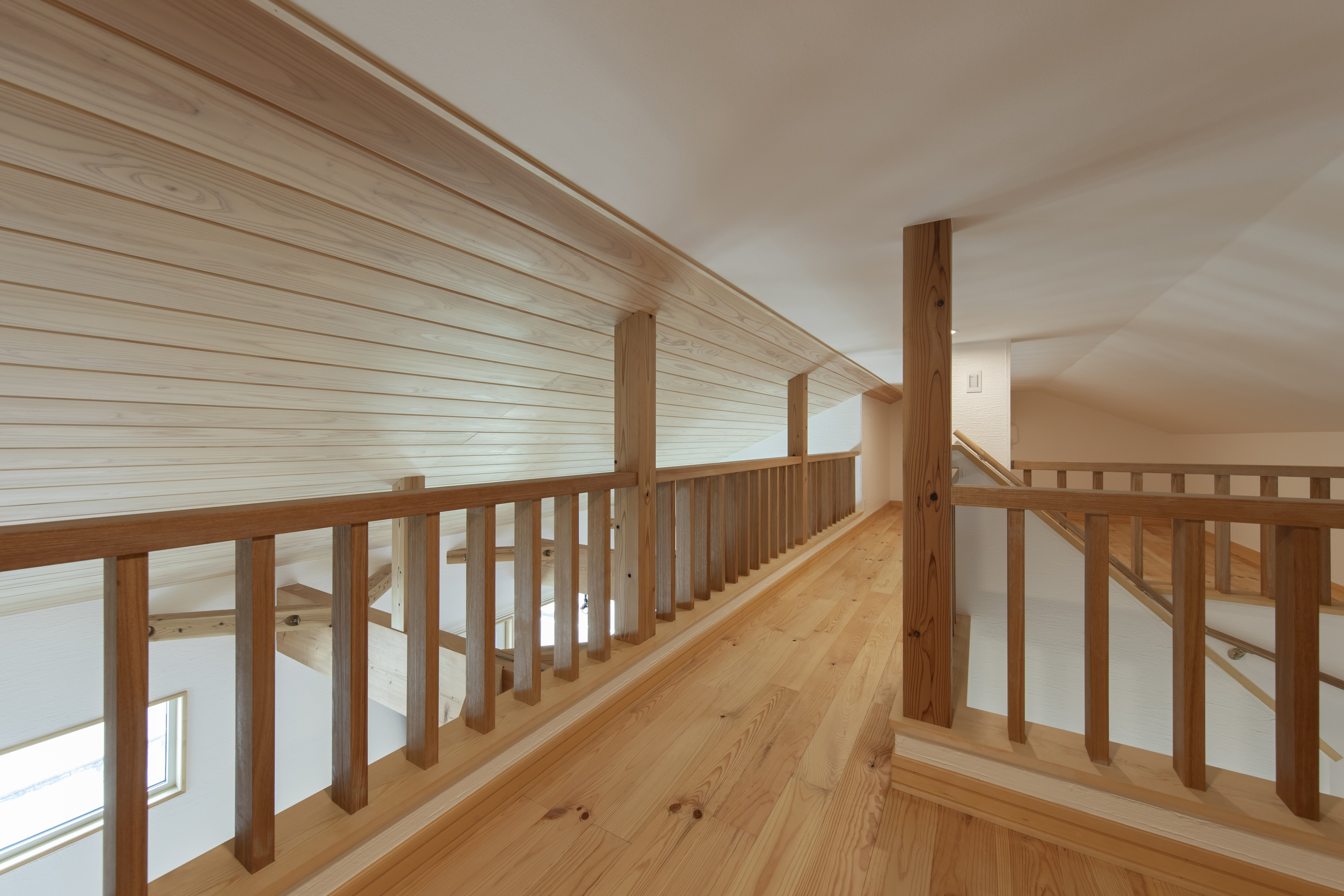 和モダンの要素と自然素材が融合する、多様な空間を備えた家 - photo 11