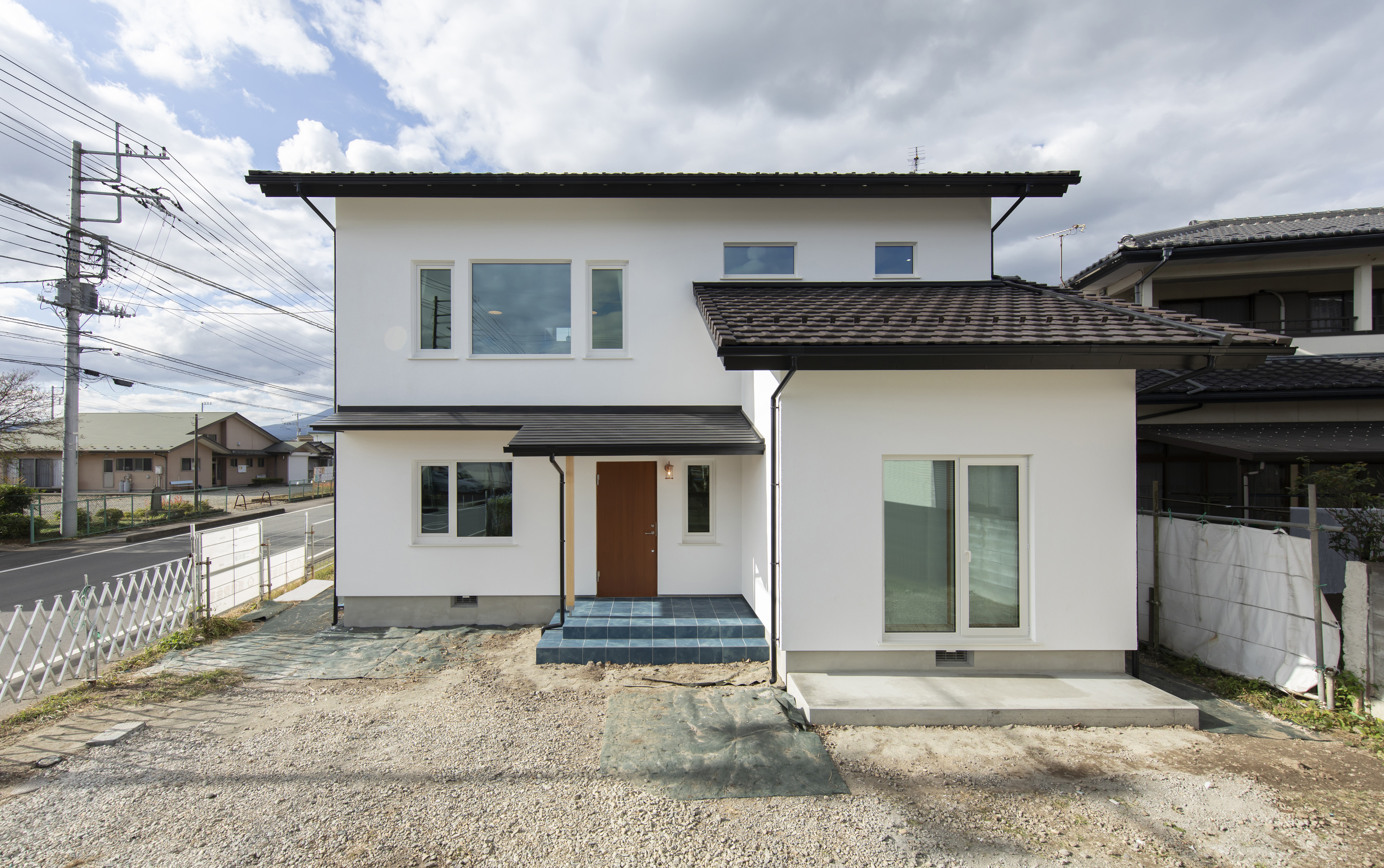 和モダンの要素と自然素材が融合する、多様な空間を備えた家 - photo 12